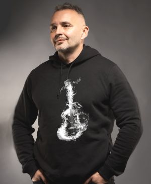 Akustický ohňostroj, kytara, bílý tisk