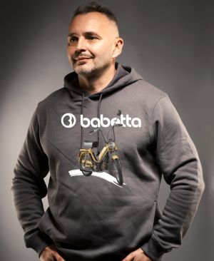 Babetta, logo bílé. Žlutohnědá, 210/215