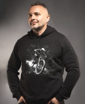 Černobílý sjezd, cyklista