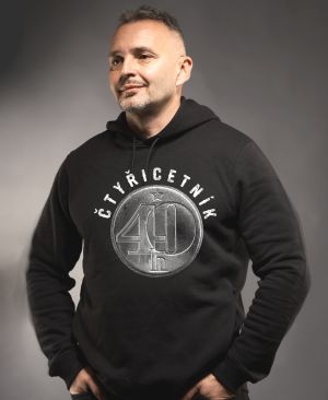 Čtyřicetník, ideální dárek k narozeninám, bílý potisk