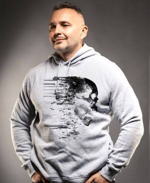 Glitch lebka, černý tisk