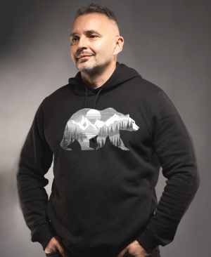 Medvěd s horskou krajinou, bílý potisk