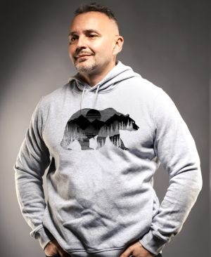 Medvěd s horskou krajinou, černý tisk