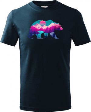 Medvěd s horskou krajinou