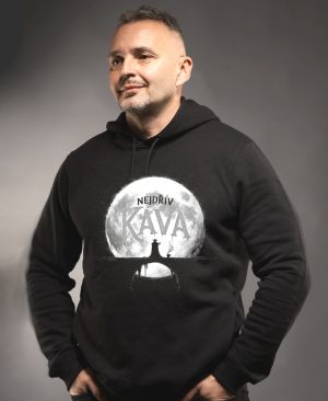 Nejdřív káva, bílý tisk