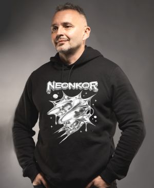 Neonkor, tekutý kov, bílý tisk