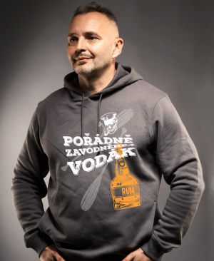 Pořádně zavodněný vodák. Bílý a oranžový tisk, šikmo