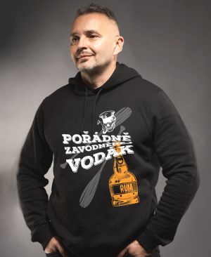 Pořádně zavodněný vodák. Bílý a oranžový tisk, šikmo