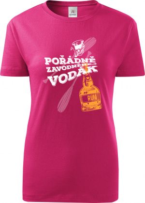 Pořádně zavodněný vodák. Bílý a oranžový tisk, šikmo