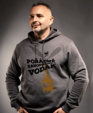 Pořádně zavodněný vodák. Černý a oranžový tisk, šikmo