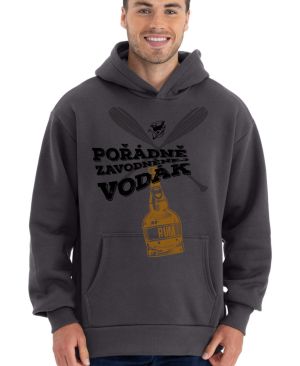 Pořádně zavodněný vodák. Černý a oranžový tisk, šikmo