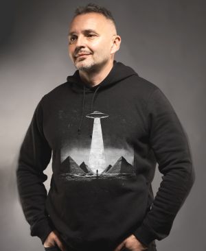 Pyramidy a UFO, bílý tisk