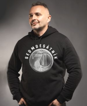 Sedmdesátník, ideální dárek k narozeninám, bílý potisk