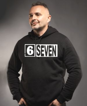 Six Seven, Logo, bílý tisk