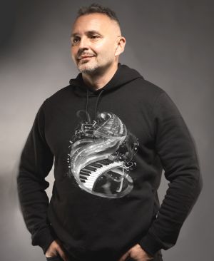 Symfonie zkreslení, bílý potisk