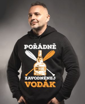 Pořádně zavodněný vodák. Bílý a oranžový tisk